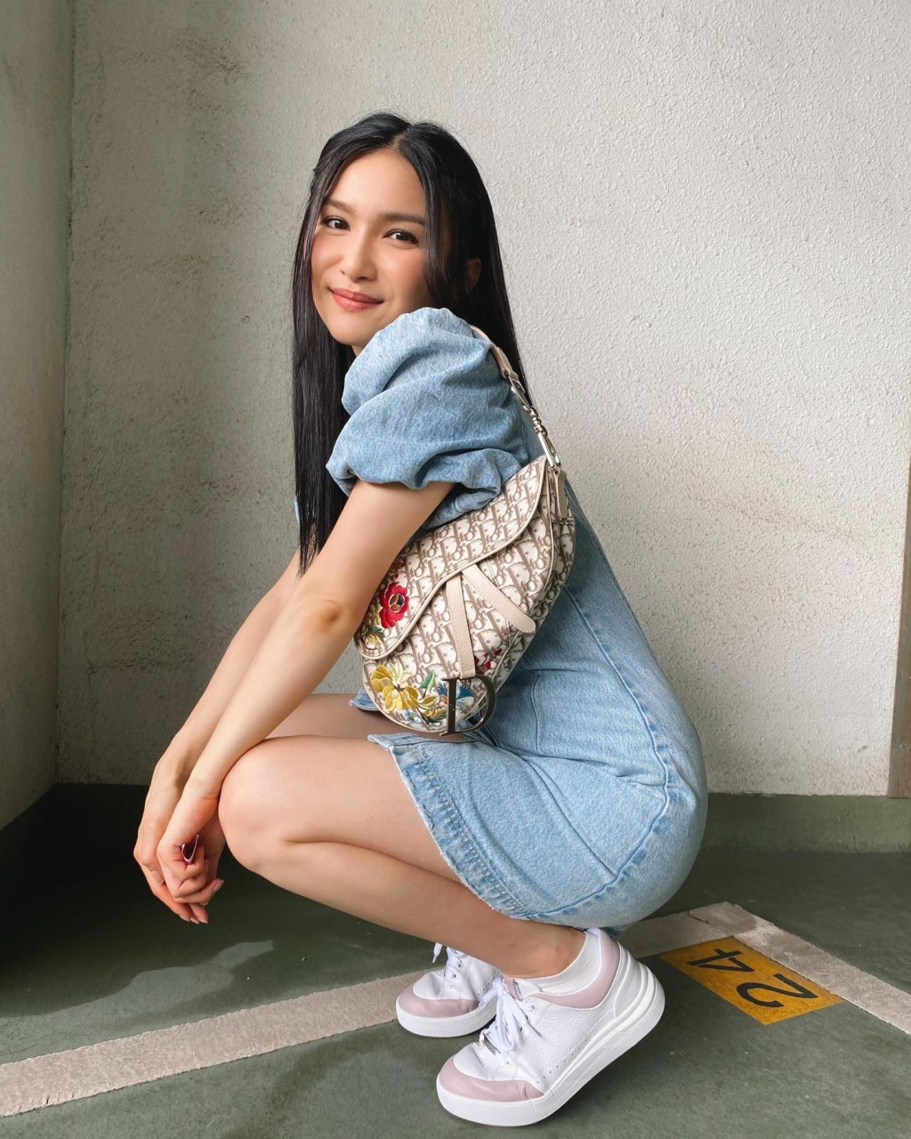 今年首度參演電視劇，在《回歸》中演「法庭書記」，由低做起。